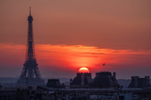 Paris horisont med Eiffeltornet i kvällsljus, en vy som många minns länge efter hemkomsten.